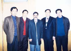 燕京行与《山东工人报》签定购买“洛克比尔”轮转印刷机合同