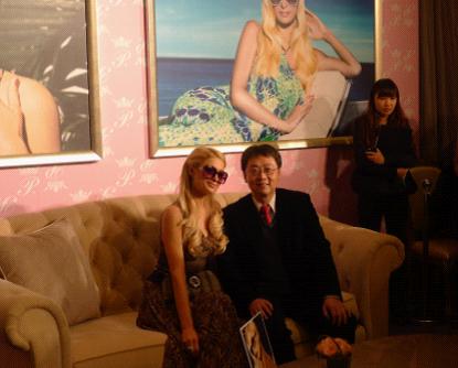 帕丽斯希尔顿与代理商燕京行董事留影